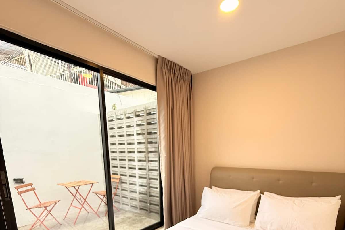 Habitación doble superior, patio, vista al patio | Espacio para trabajar con laptop, cortinas blackout y insonorización