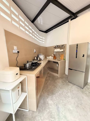 Fridge, microwave, stovetop, toaster - TwinTrees Kelawai (George Town)