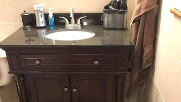 Douche, baignoire Ă jets, sĂšche-cheveux, serviettes fournies