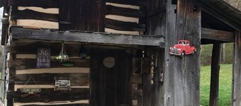 Charming 4-bedroom farmhouse in delightful Hinton with WiFi, AC