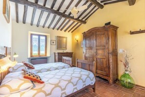 3 quartos, berço de viagem, Wi-Fi de cortesia, roupa de cama
