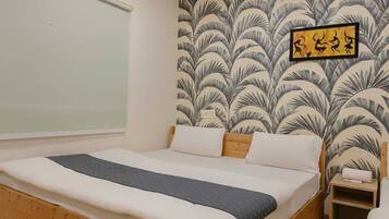 Quarto standard, 1 cama de casal, sacada, vista para a colina | Escrivaninha, espaço de trabalho para notebook, Wi-Fi de cortesia