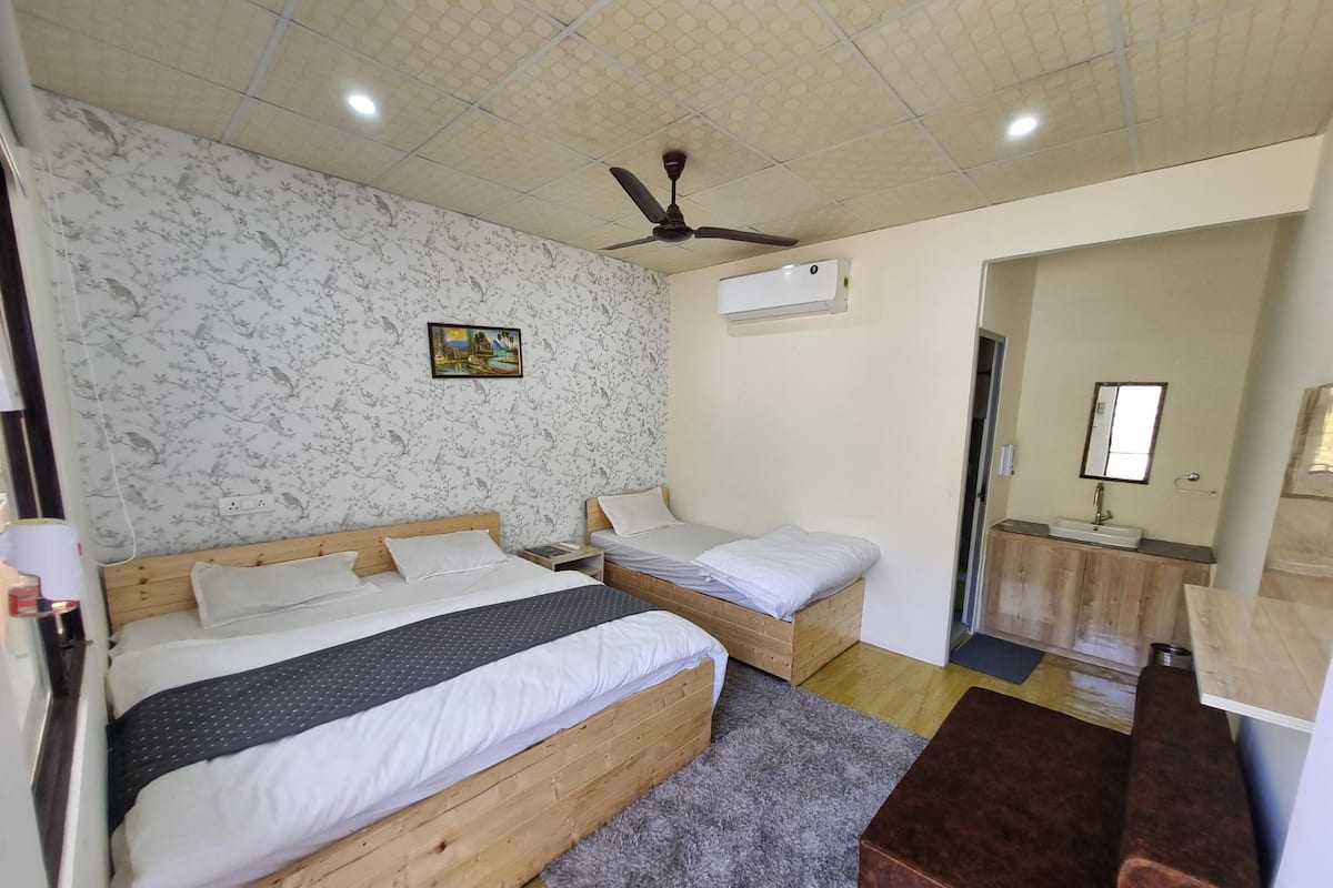 Habitación de lujo, balcón, vista a la colina | Escritorio, espacio para trabajar con laptop y wifi gratis