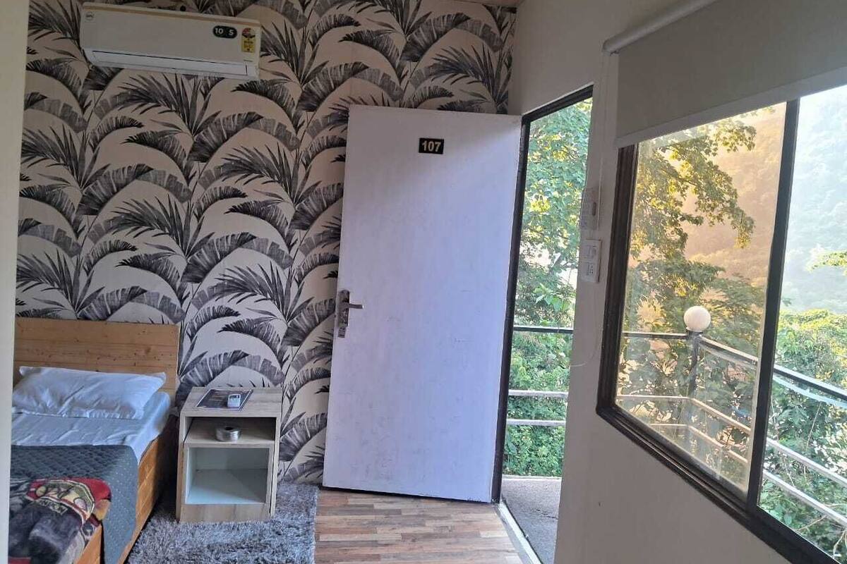 Escritorio, espacio para trabajar con laptop y wifi gratis