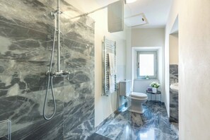 Doccia, asciugacapelli, asciugamani, sapone