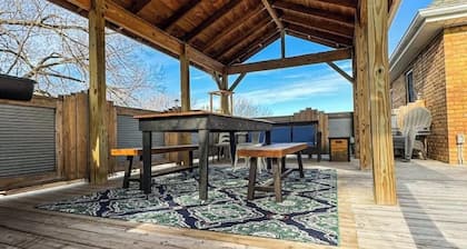 THE LOFT 3 level urban cabin with a HUGE patio!