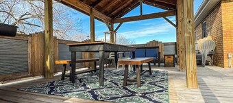 THE LOFT 3 level urban cabin with a HUGE patio!