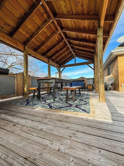 THE LOFT 3 level urban cabin with a HUGE patio!