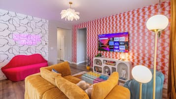 Smart TV, chimenea y libros