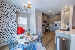 Fridge, microwave, oven, stovetop - Near Airport: Game Room, Mini Golf, Cowboy Pool, Smart TVs & Air Purifiers (Commerce City)