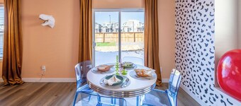 Near Airport: Game Room, Mini Golf, Cowboy Pool, Smart TVs & Air Purifiers