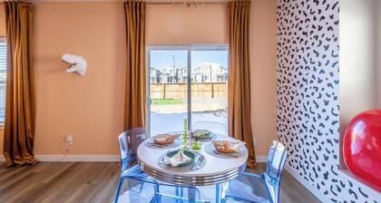 Near Airport: Game Room, Mini Golf, Cowboy Pool, Smart TVs & Air Purifiers