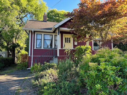 Charming 2-bedroom bungalow in Seward Park