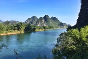A river with a mountainous landscape in the background. - Shiguangli Homestay (Yangshuo West Street) (Yangshuo)