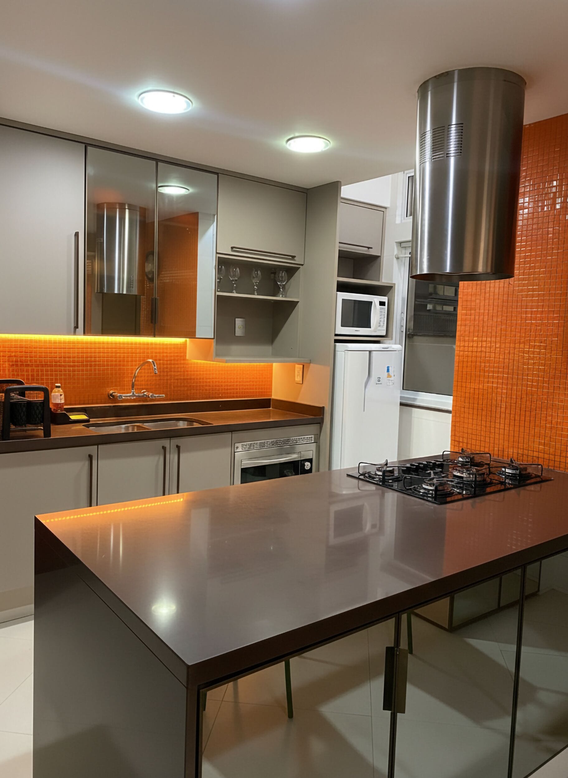 Fridge, oven, stovetop, coffee/tea maker