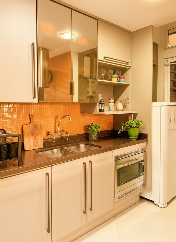 Fridge, oven, stovetop, coffee/tea maker