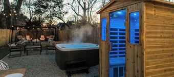 Spacious Lux Cincinnati Group Retreat: Sauna/Spa, Fire pit, 5 min DT
