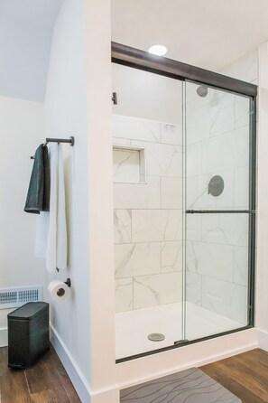 Shower, hair dryer, towels, soap - Spacious Lux Cincinnati Group Retreat: Sauna/Spa, Fire pit, 5 min DT (Cincinnati)