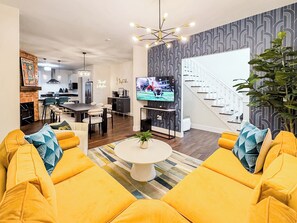 Smart TV, fireplace, books, stereo - Spacious Lux Cincinnati Group Retreat: Sauna/Spa, Fire pit, 5 min DT (Cincinnati)