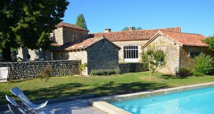 Les Jaunies, magnifique ferme entiÚrement rénovée pour 20
couchages.