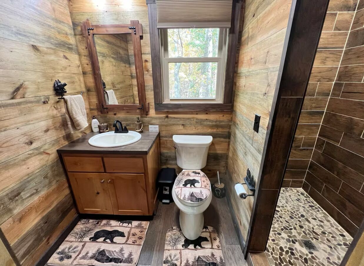 Chuveiro, secador de cabelo, toalhas de banho, sabonete