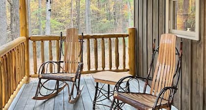 Charming cabin in State Road with WiFi, AC, and big window to watch wildlife.