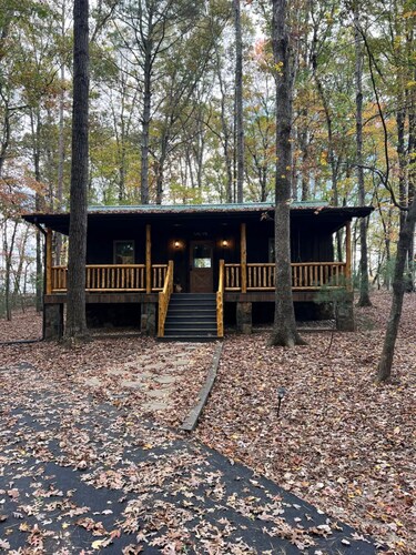 Charming cabin in State Road with WiFi, AC, and big window to watch wildlife.