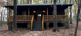 Charming cabin in State Road with WiFi, AC, and big window to watch wildlife.