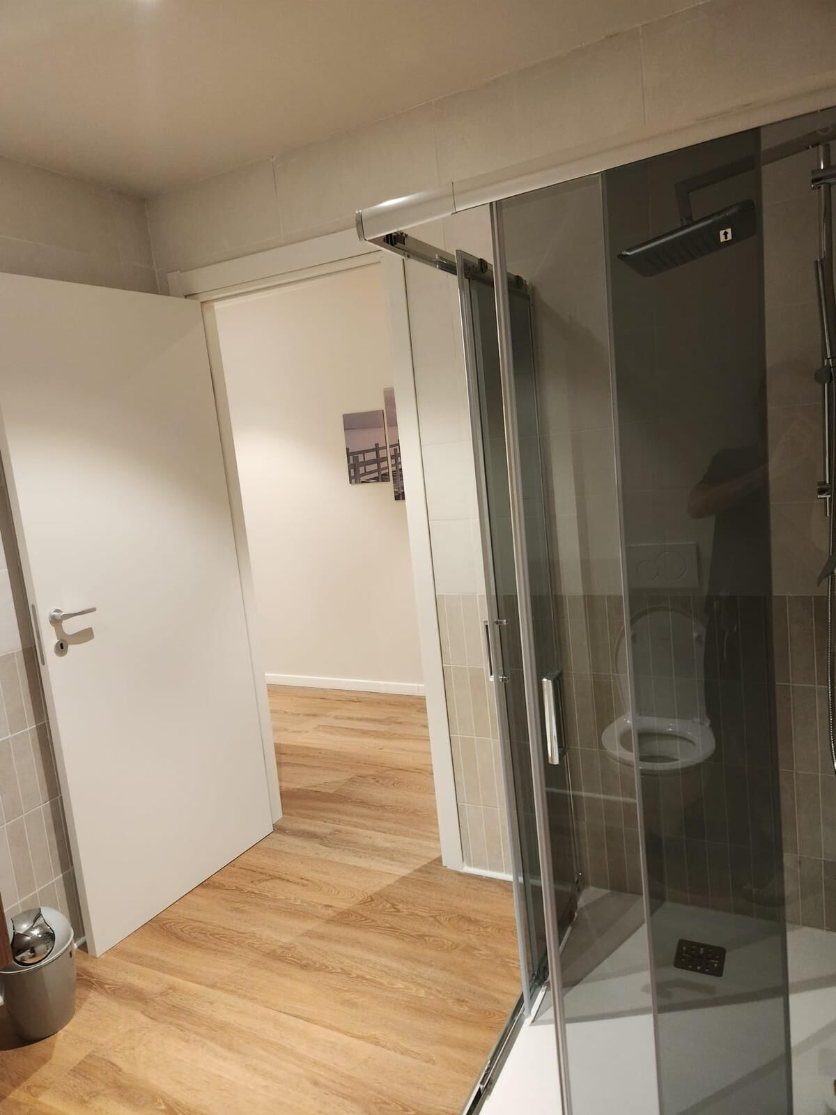 Haartrockner, Handtücher, Seife, Toilettenpapier