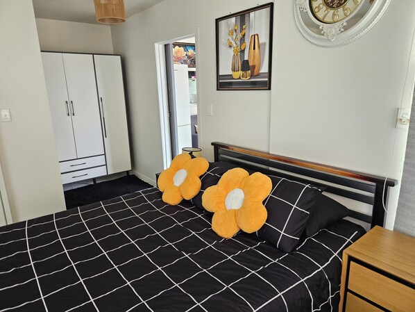 2 عدّة غرف نوم وواي فاي وملاءات أسرّة