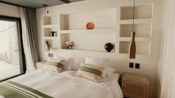 Sängtillbehör av högsta kvalitet och värdeförvaringsskåp på rummet