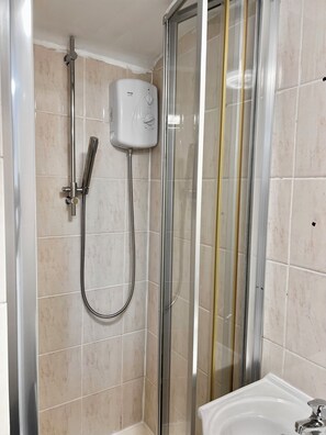 Dusche, Haartrockner, Handtücher, Seife