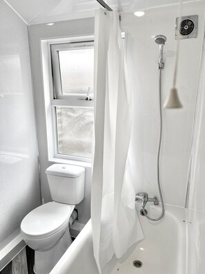 Douche, sèche-cheveux, serviettes fournies, savon