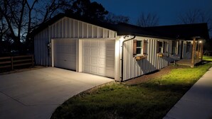 Ein Bungalow mit Garage und überdachter Veranda.