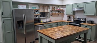 3-bedroom house with WiFi and AC in Lindale close to downtown and I-20