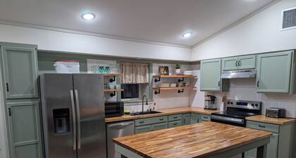 3-bedroom house with WiFi and AC in Lindale close to downtown and I-20