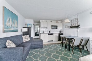 TV - Beachcomber Resort | 1 Queen + Sofa | Avalon Beachfront (Avalon)