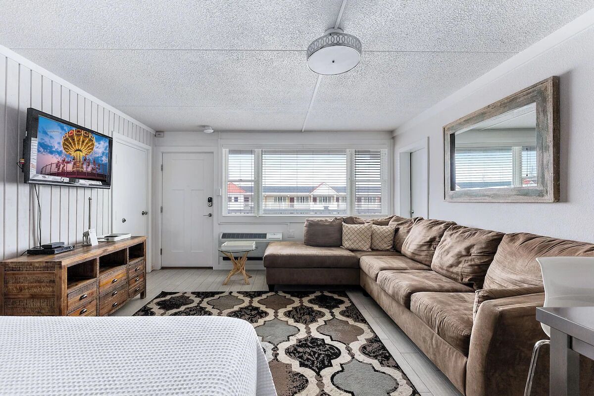 Beachcomber Resort | 1 Queen + Sofa | Avalon Beachfront - New Jersey