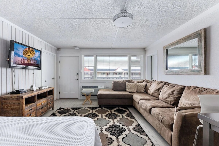 Beachcomber Resort | 1 Queen + Sofa | Avalon Beachfront - New Jersey