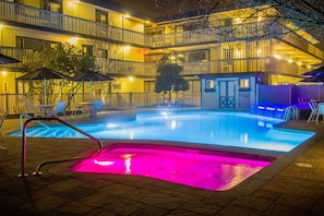 A heated pool - Beachcomber Resort | 1 Queen + Sofa | Avalon Beachfront (Avalon)