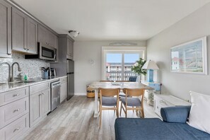 Kjøleskap, mikrobølgeovn, kokeplater og kaffetrakter/tekoker