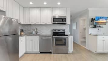 Geladeira, micro-ondas, cooktop, cafeteira/chaleira