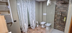 Douche, séchoir à cheveux, bidet, serviettes fournies