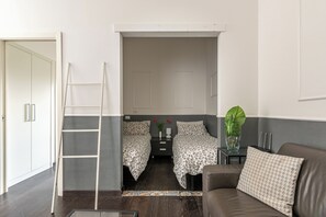 3 makuuhuonetta, tallelokero huoneessa, silitysrauta/-lauta