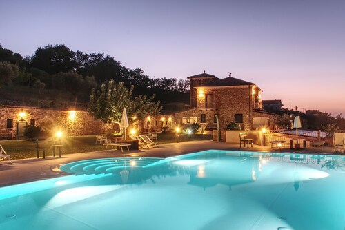 Farmhouse with infinity pool. Ideal for groups.