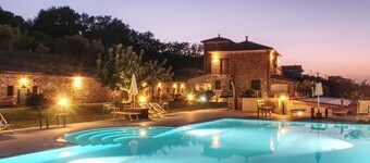 Farmhouse with infinity pool. Ideal for groups.