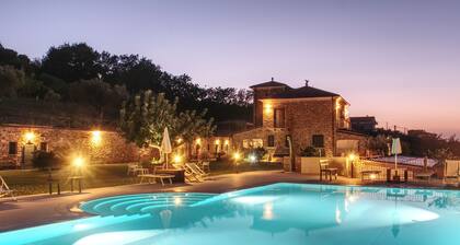 Farmhouse with infinity pool. Ideal for groups.