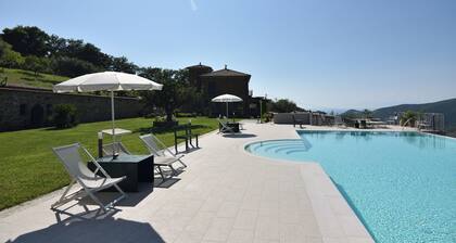 Farmhouse with infinity pool. Ideal for groups.