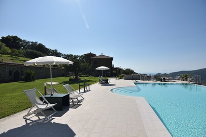 Farmhouse with infinity pool. Ideal for groups.