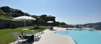 Farmhouse with infinity pool. Ideal for groups.
